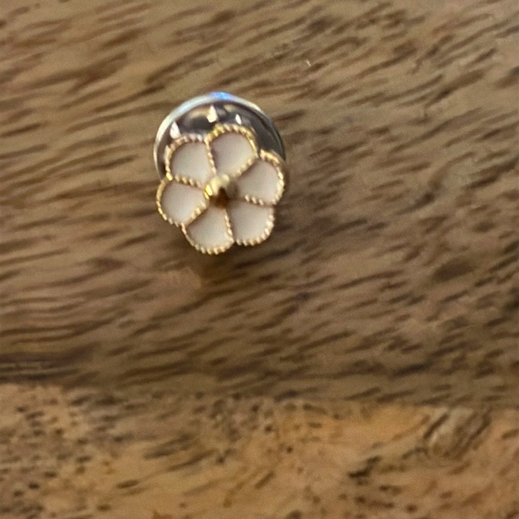 FREE!!! TINY FLOWER PIN - Picture 3 of 3